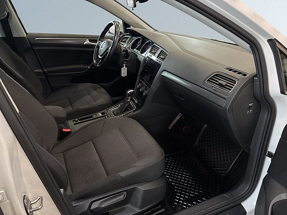 Volkswagen e-Golf VII 10 of 21