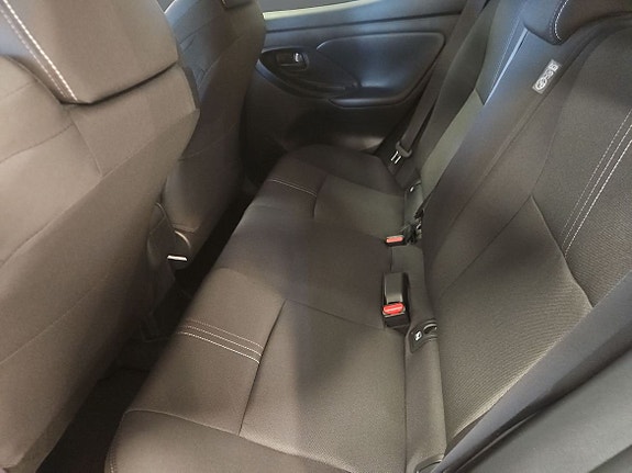 Toyota Yaris 8 of 13
