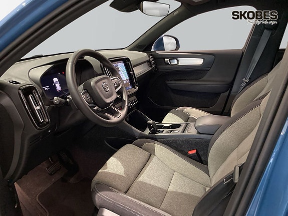 Volvo XC40 8 of 19