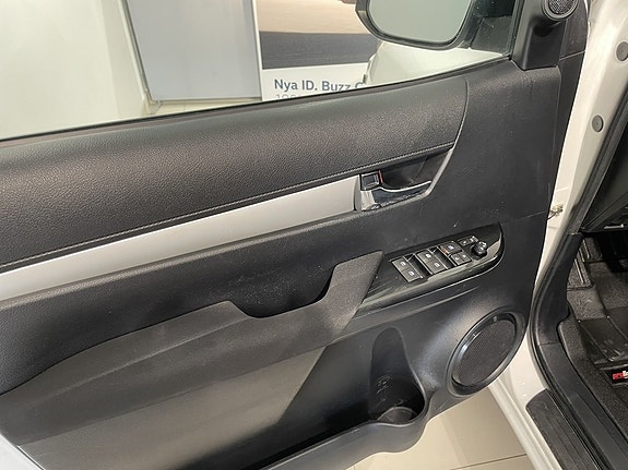 Toyota HiLux 14 of 26