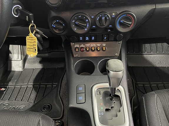 Toyota HiLux 19 of 26