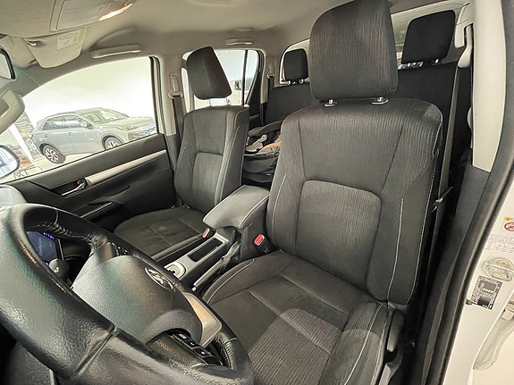 Toyota HiLux 16 of 26