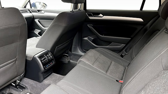 Volkswagen Passat 11 of 12