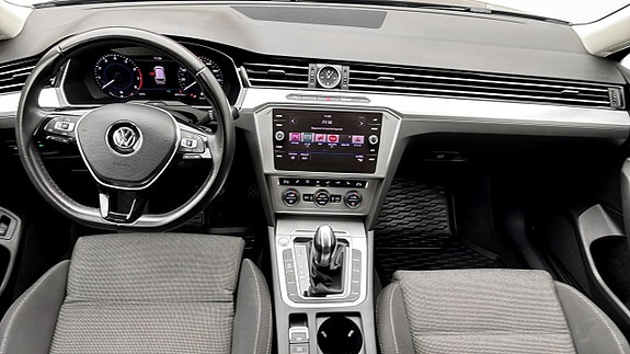 Volkswagen Passat 10 of 12
