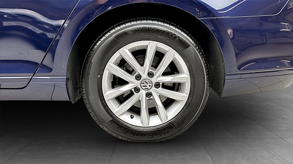 Volkswagen Passat 6 of 12