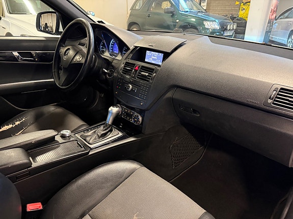 Mercedes-Benz C200 8 of 10