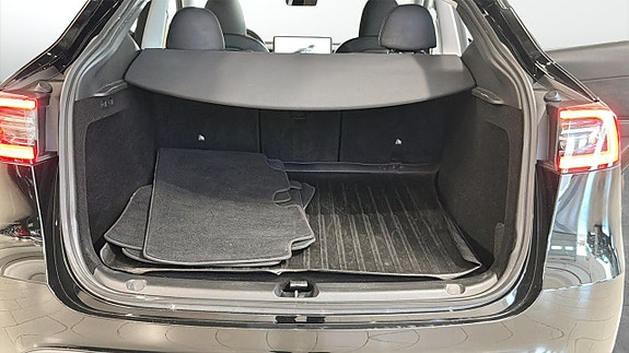 Tesla Model Y 10 of 22