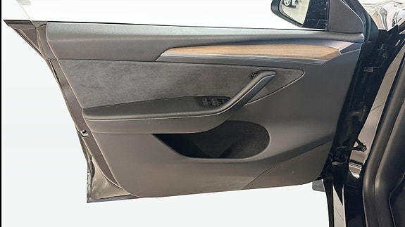 Tesla Model Y 11 of 22