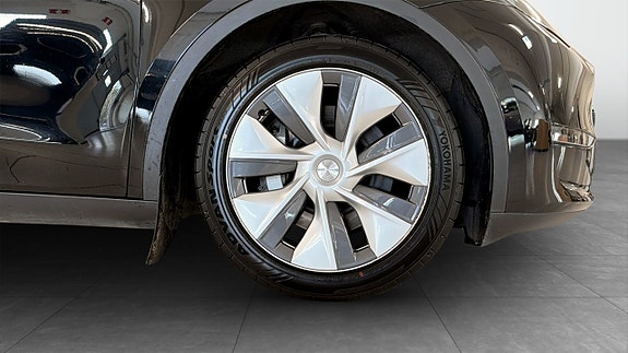 Tesla Model Y 9 of 22