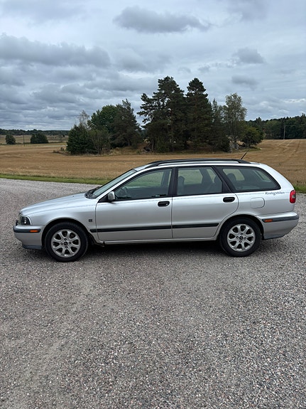 Volvo V40 2 of 8