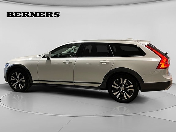 Volvo V90 Cross Country 2 of 16