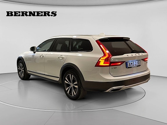 Volvo V90 Cross Country 3 of 16