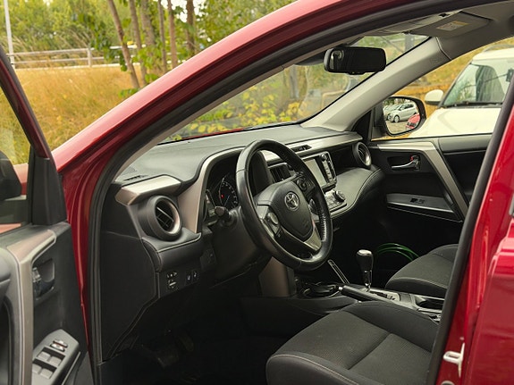 Toyota RAV4 7 of 14