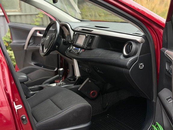 Toyota RAV4 8 of 14