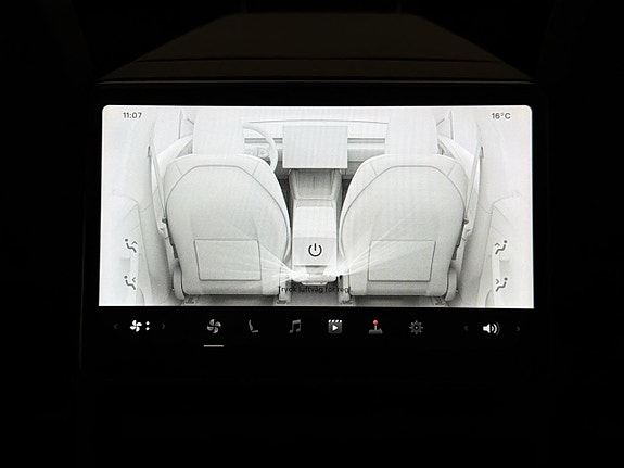 Tesla Model Y 21 of 30
