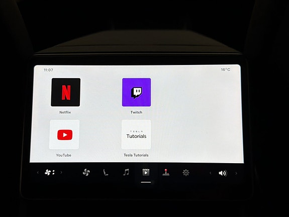 Tesla Model Y 23 of 30