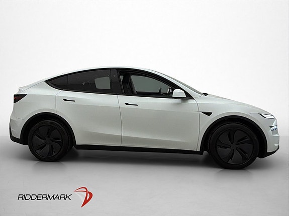 Tesla Model Y 8 of 30