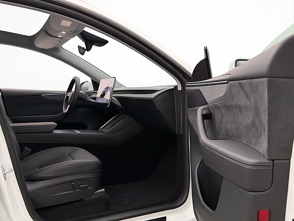 Tesla Model Y 24 of 30