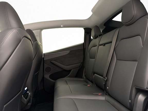 Tesla Model Y 17 of 30