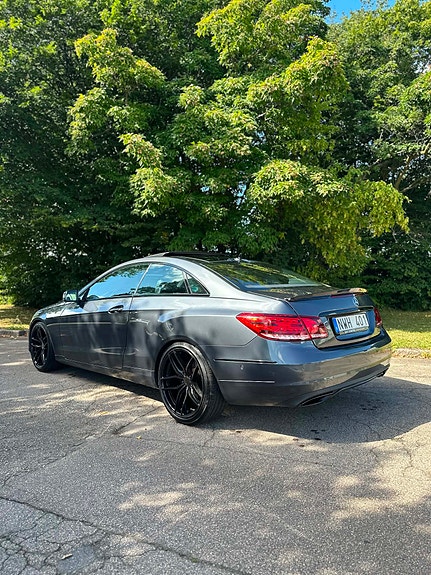 Mercedes-Benz E200 2 of 6