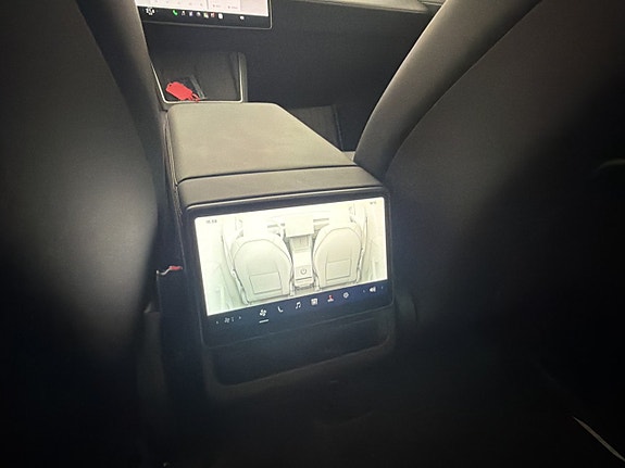 Tesla Model Y 14 of 30