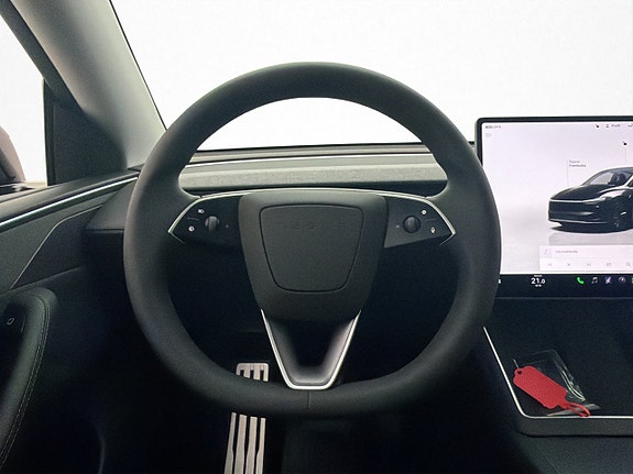 Tesla Model Y 16 of 30