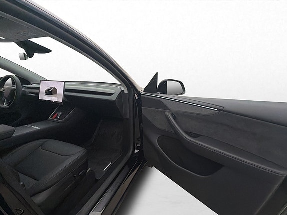 Tesla Model Y 26 of 30