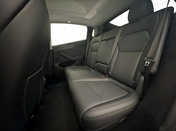 Tesla Model Y 28 of 30