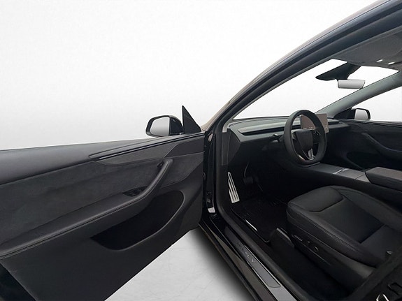 Tesla Model Y 11 of 30