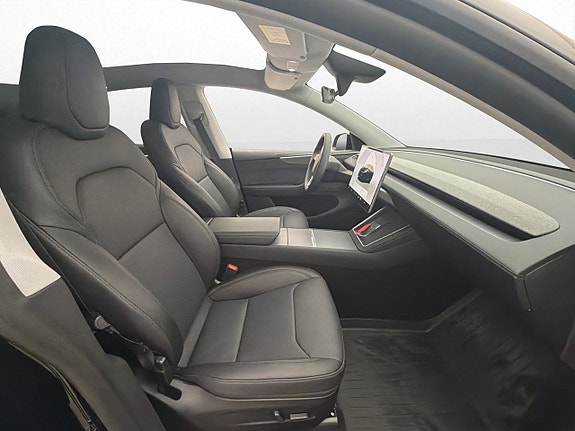 Tesla Model Y 27 of 30