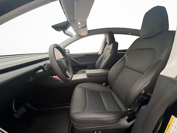 Tesla Model Y 13 of 30