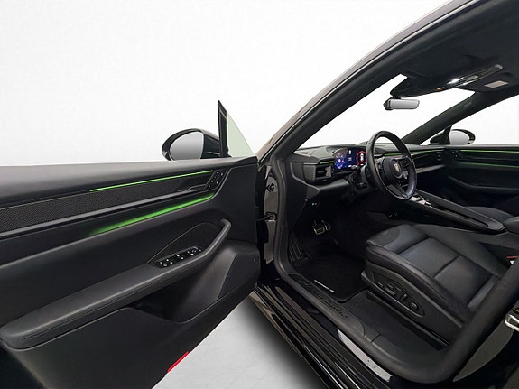 Porsche Macan Turbo 12 of 30