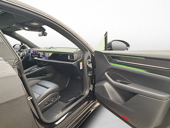Porsche Macan Turbo 24 of 30