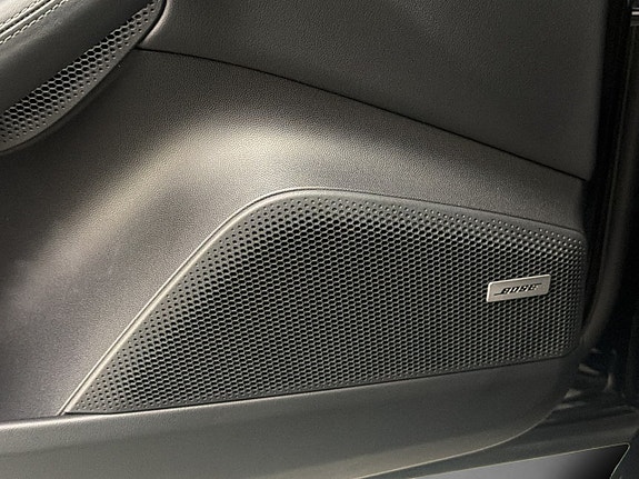 Porsche Macan Turbo 15 of 30