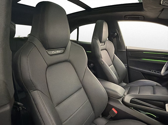 Porsche Macan Turbo 25 of 30