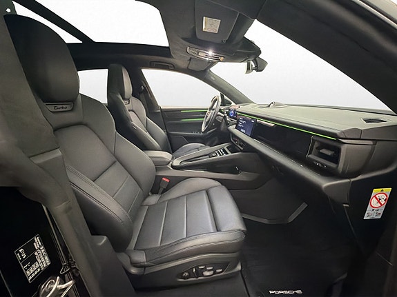 Porsche Macan Turbo 26 of 30