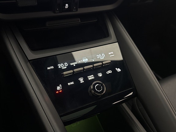 Porsche Macan Turbo 23 of 30