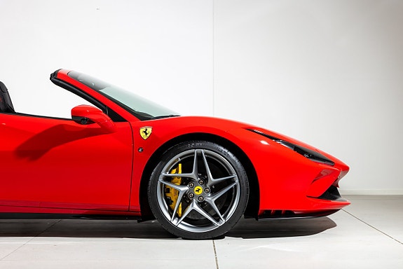 Ferrari F8 Tributo 9 of 19