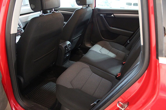 Volkswagen Passat 10 of 30