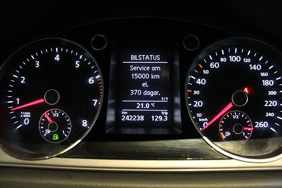 Volkswagen Passat 13 of 30