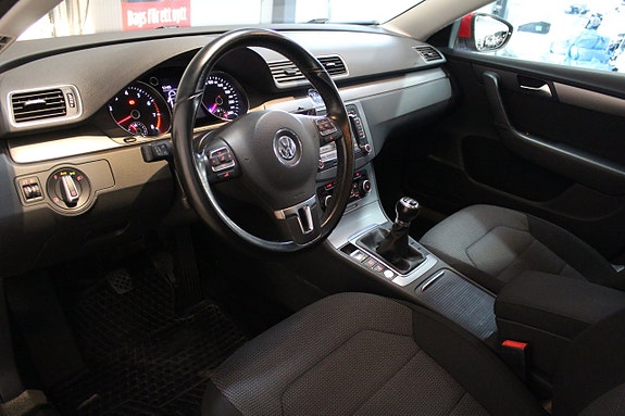 Volkswagen Passat 9 of 30