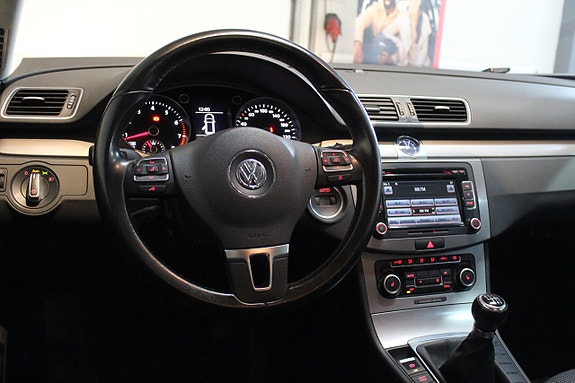 Volkswagen Passat 12 of 30