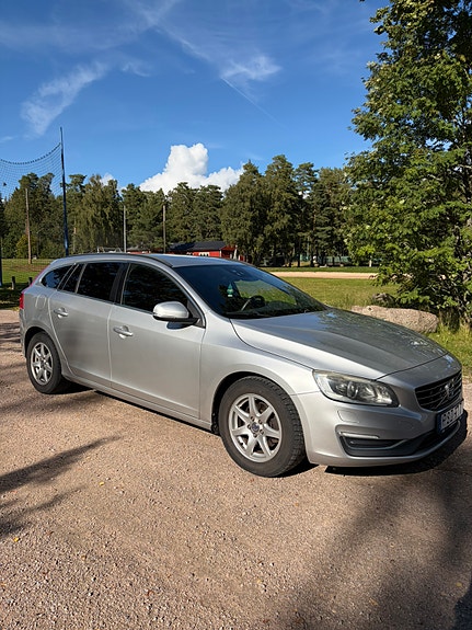 Volvo V60 2 of 6