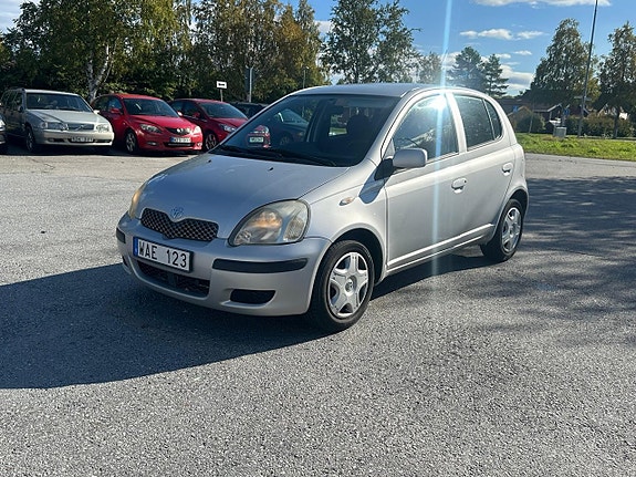 Toyota Yaris 2 of 9