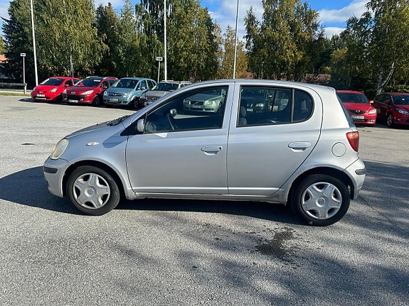 Toyota Yaris 3 of 9
