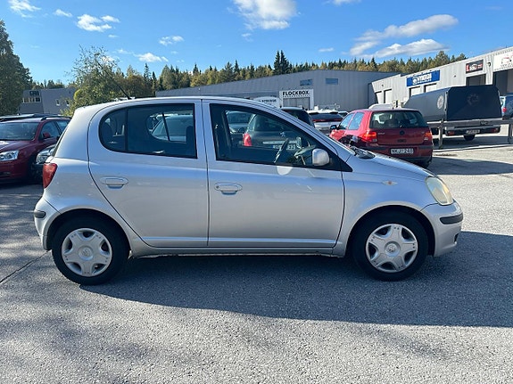 Toyota Yaris 5 of 9