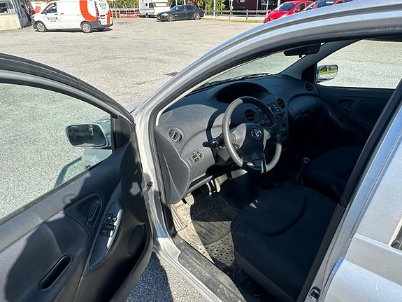 Toyota Yaris 8 of 9