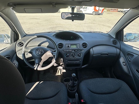 Toyota Yaris 9 of 9