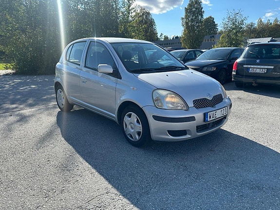 Toyota Yaris 4 of 9