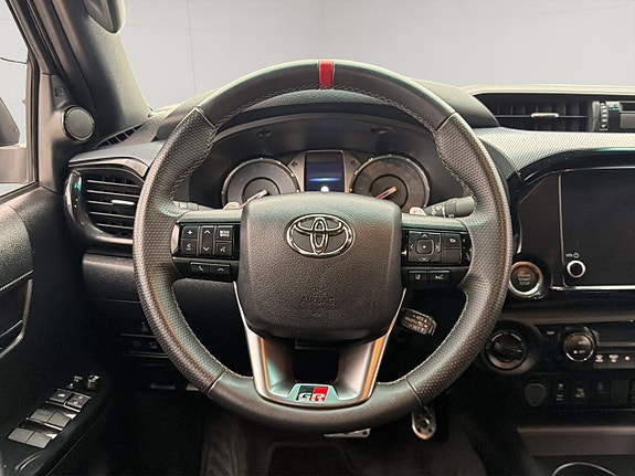 Toyota HiLux 19 of 30